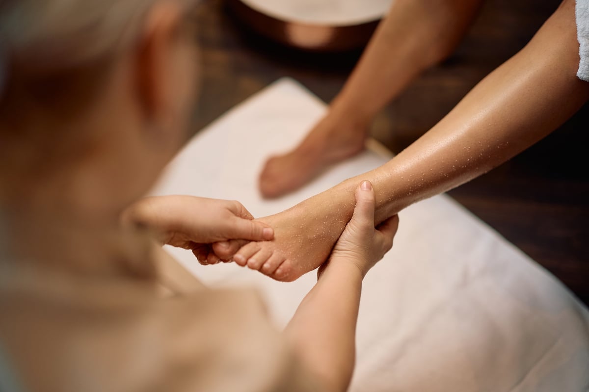 Massaggio plantare rilassante durante un trattamento pedicure in centro estetico