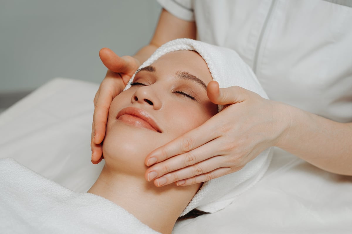 Pulizia viso professionale in centro estetico con massaggio al viso