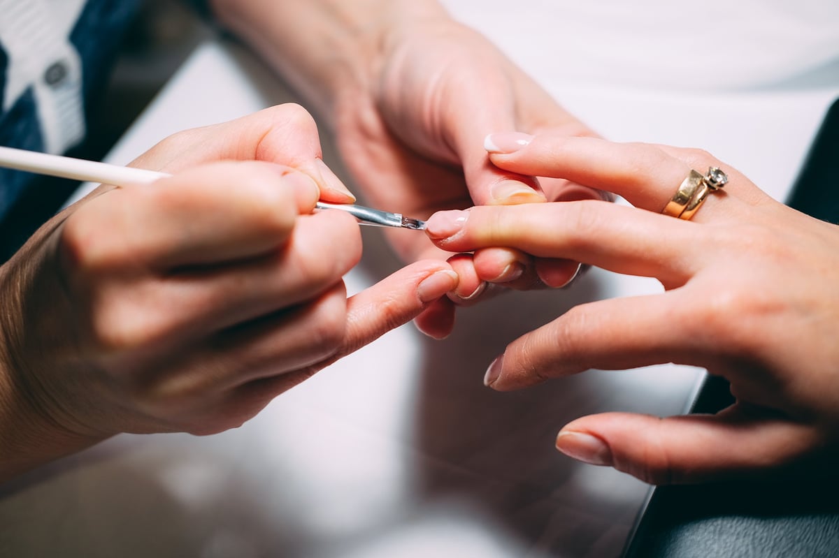 Ricostruzione unghie in gel in corso, procedura professionale in salone
